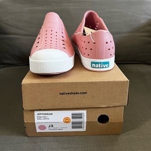 New in box Jefferson rose pink Native shoes kids size 3